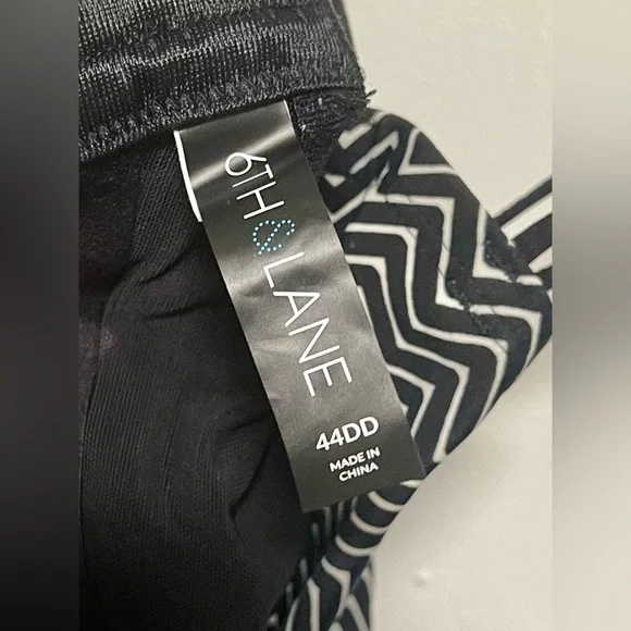 6th&Lane Black and White Zigzag Swimsuit Top Size 44DD - Picture 5 of 5